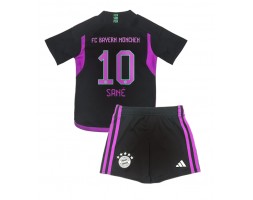 Bayern Munich Leroy Sane #10 Koszulka Wyjazdowych Dziecięca 2023-24 Krótki Rękaw (+ Krótkie spodenki)